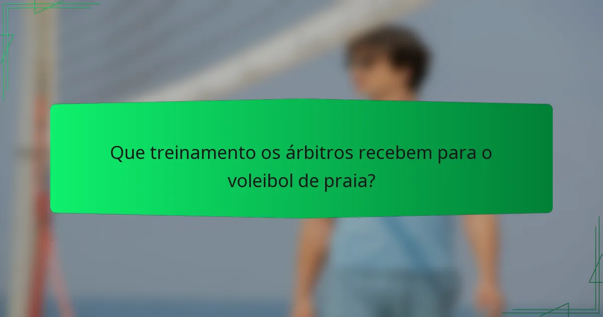 Que treinamento os árbitros recebem para o voleibol de praia?
